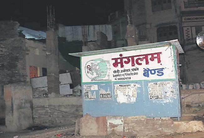 वहीं खड़ी है गुमटी, सुगम पर बोला झूठ- अतिक्रमण हटा दिया