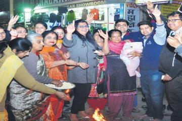 लोहड़ी पर बेटी का जन्म, जमकर मनाई खुशियां