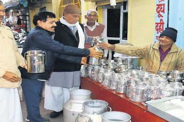 दूध वाले लालाजी का नो पॉलीथिन फॉर्मूला- ‘फ्री पकड़ो केटली’