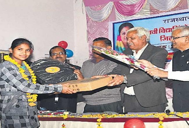 प्रभारी मंत्री नहीं आए तो समाजसेवी से बंटवाए मेधावी बच्चों को लैपटॉप