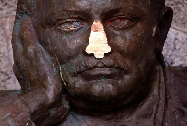 Oxford college refuses to remove Rhodes statue