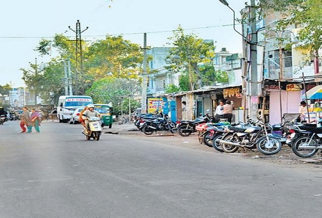 ग्रीन बेल्ट पर सज गया बाजार, 17 सालों में मौका देखने तक नहीं पहुंचे अफसर