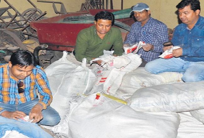 भास्कर ने दी सूचना, निगम टीम ने 750 किलो पॉलीथिन जब्त की