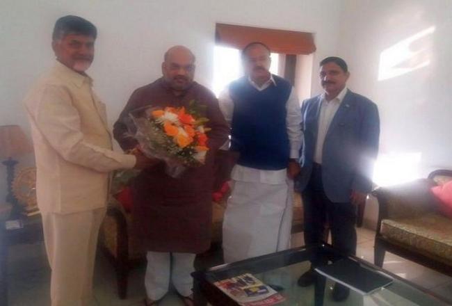 Naidu meets Suresh Prabhu, seeks connectivity to Amaravati