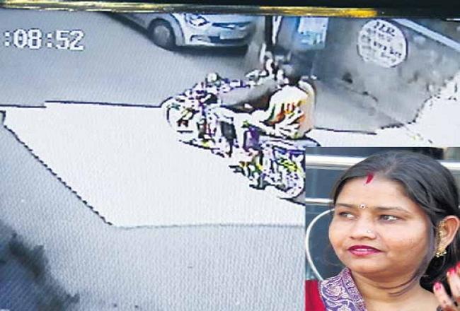 पुलिस जीप के पीछे बाइक पर आए लुटेरे और लूट ले गए मंगलसूत्र