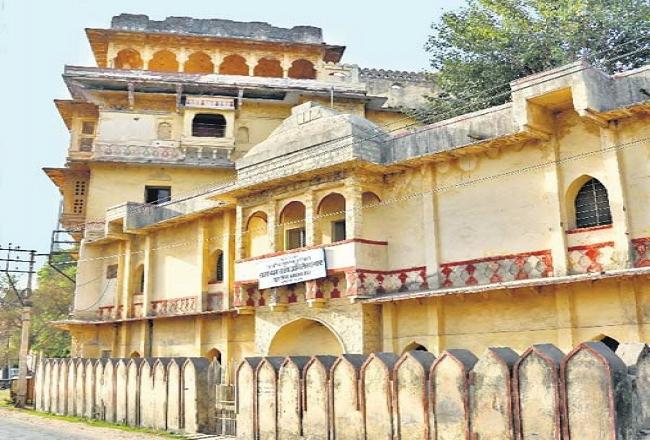 300 साल से अधिक पुरानी विरासत एक अधिकारी और एक कर्मचारी के भरोसे