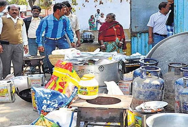 चल रही थी शादी की तैयारी, हलवाई बना रहे थे मिठाई, निगम ने ताला लगाया