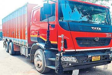 बजरी से भरा ट्रक निगम ने जब्त किया, कर्मचारी को किया निलंबित