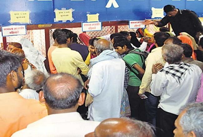 मानदेय नहीं मिलने से खफा संविदाकर्मियों ने एक माह में तीसरी बार की हड़ताल