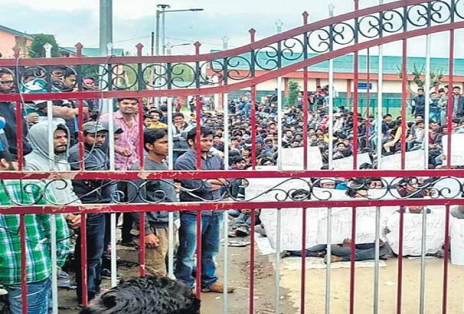 तिरंगे की लड़ाई: कैदी की तरह रह रहे हैं स्टूडेंट्स, बाहर की निकलने की नहीं इजाजत