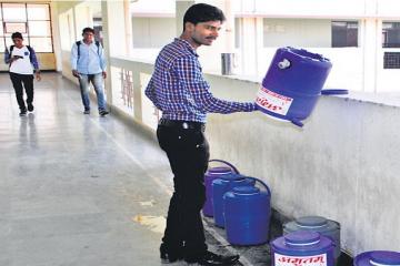 कोटा यूनिवर्सिटी में नहीं मिल रहा पानी, स्टूडेंट्स को हो रही दिक्कतें