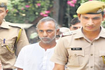 ज्यादती के आरोपी बाबा पर भड़की जनता, पुलिस ने बचाया