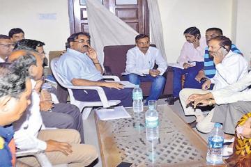 विधायक ने अधिकारियों की ली मीटिंग, फील्ड में जाने का दिया निर्देश