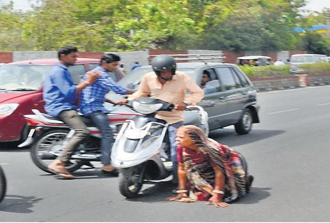 एरोड्रम सर्किल के जाम से बचने के लिए ऐसे लिया टर्न, बाल-बाल बची बुजुर्ग महिला