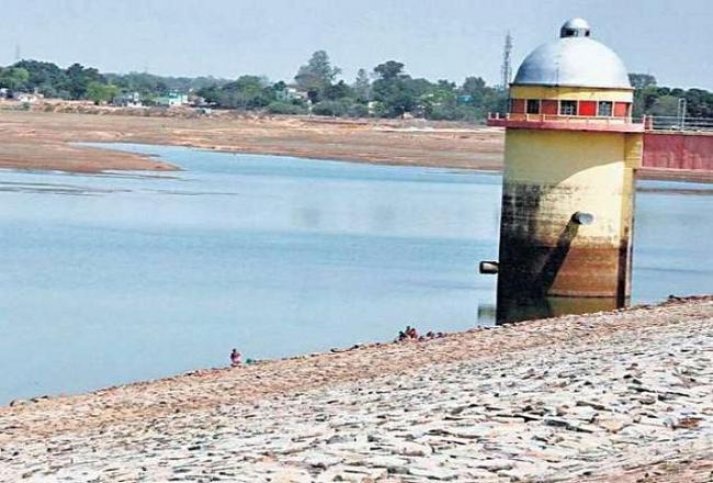 Water level in dams dips to a new low