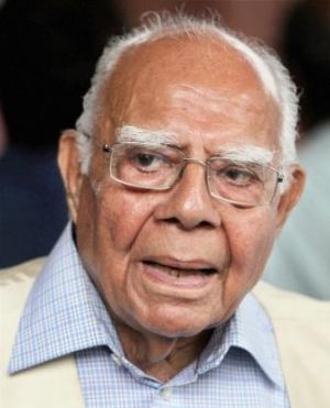 Cash-for-votes scam: Jethmalani makes a U-turn, says Congress paid bribe money