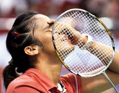 Saina Nehwal crashes into China wall
